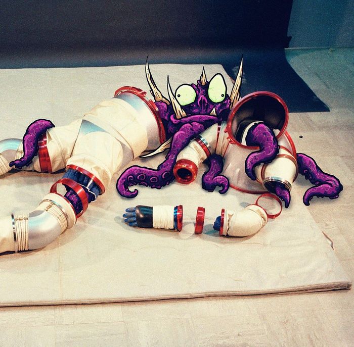 Um ilustrador adiciona monstros engraçados pela cidade 24