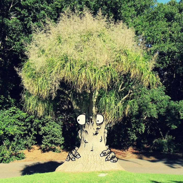 Um ilustrador adiciona monstros engraçados pela cidade 25