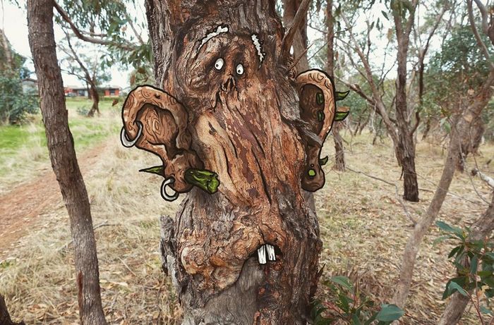 Um ilustrador adiciona monstros engraçados pela cidade 29