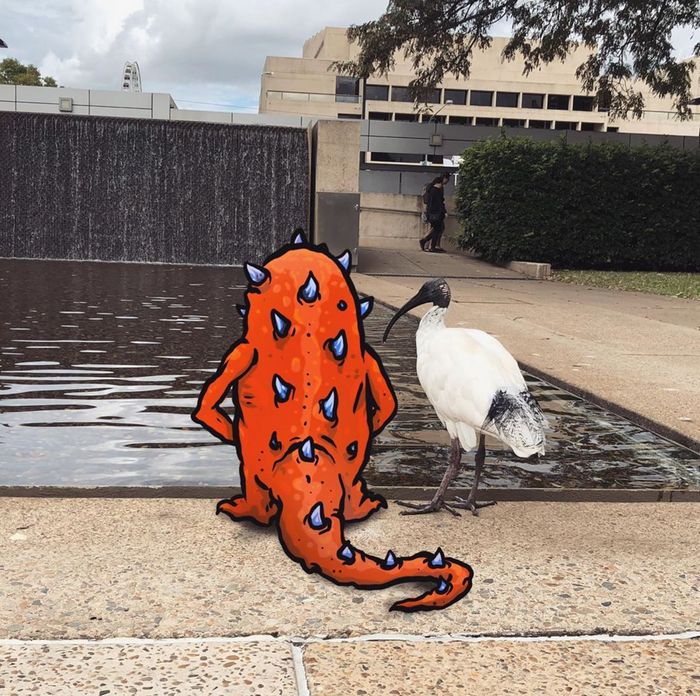 Um ilustrador adiciona monstros engraçados pela cidade 32