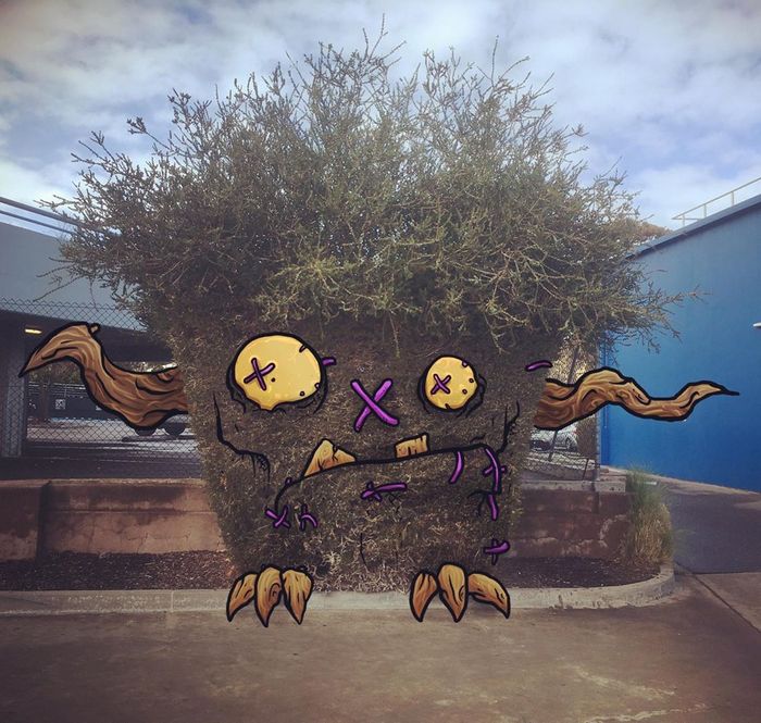 Um ilustrador adiciona monstros engraçados pela cidade 34