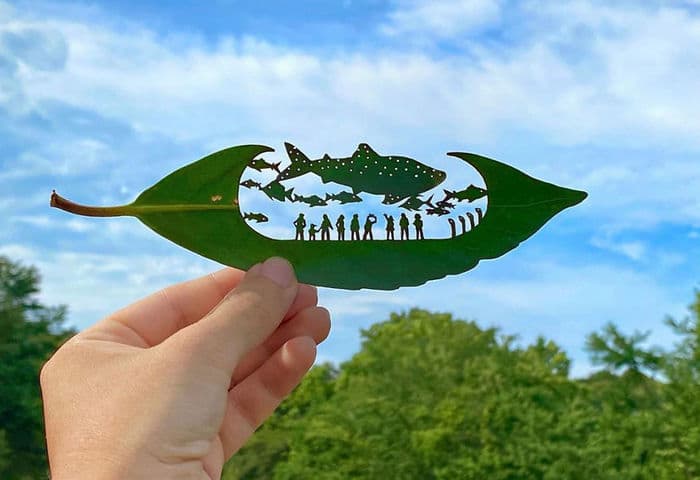 Artista japonês cria obras de arte com recortes em folhas 17