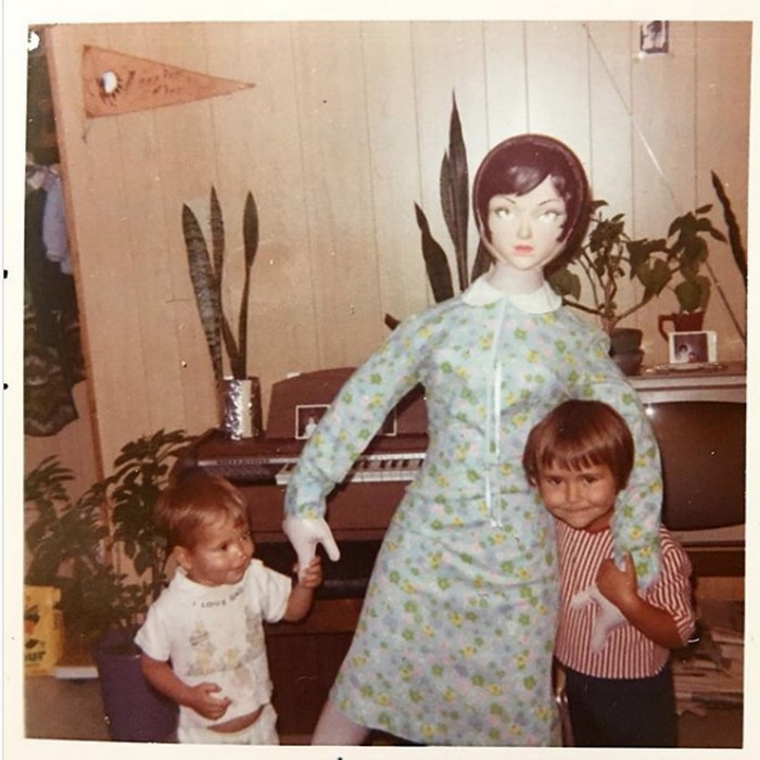 Esta conta do Instagram está compartilhando fotos de família estranhas 35