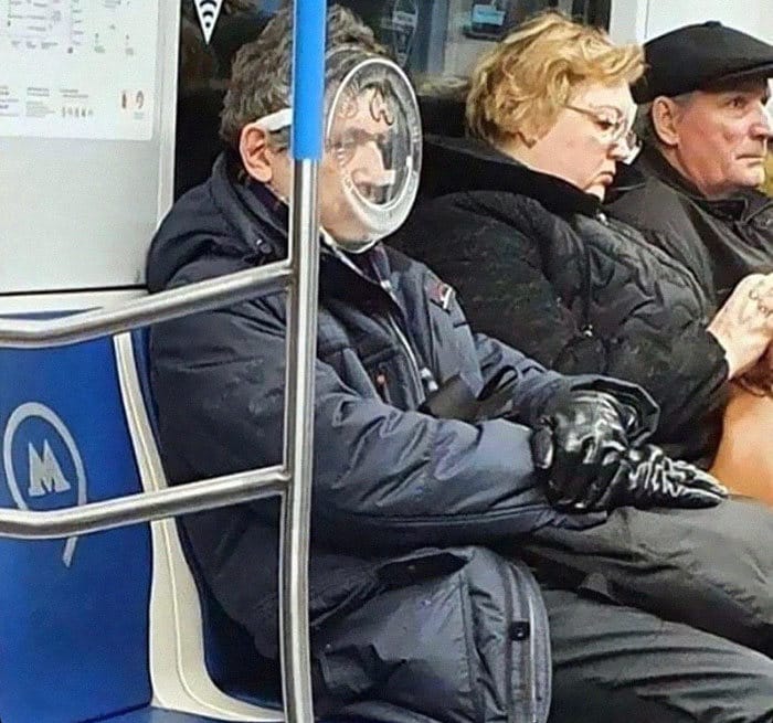 Esta página do Instagram está postando as máscaras do coronavírus mais ridículas vistas no metrô 1