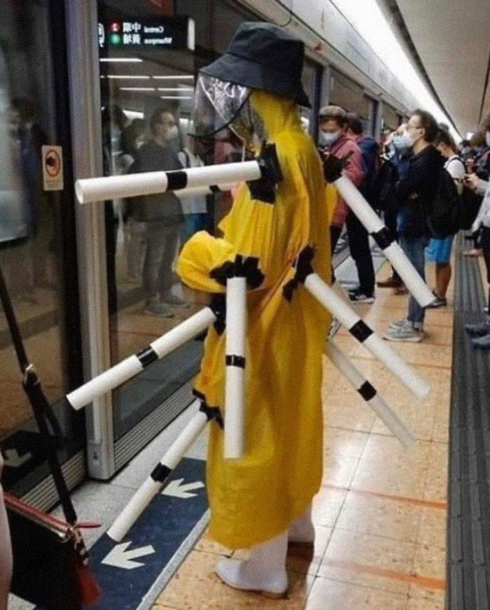 Esta página do Instagram está postando as máscaras do coronavírus mais ridículas vistas no metrô 5