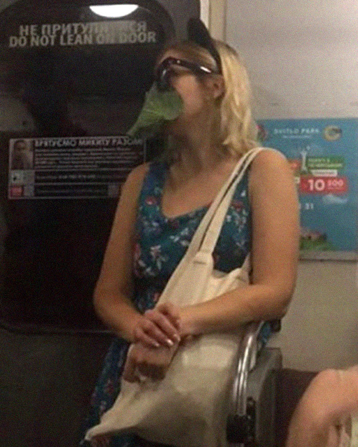 Esta página do Instagram está postando as máscaras do coronavírus mais ridículas vistas no metrô 7