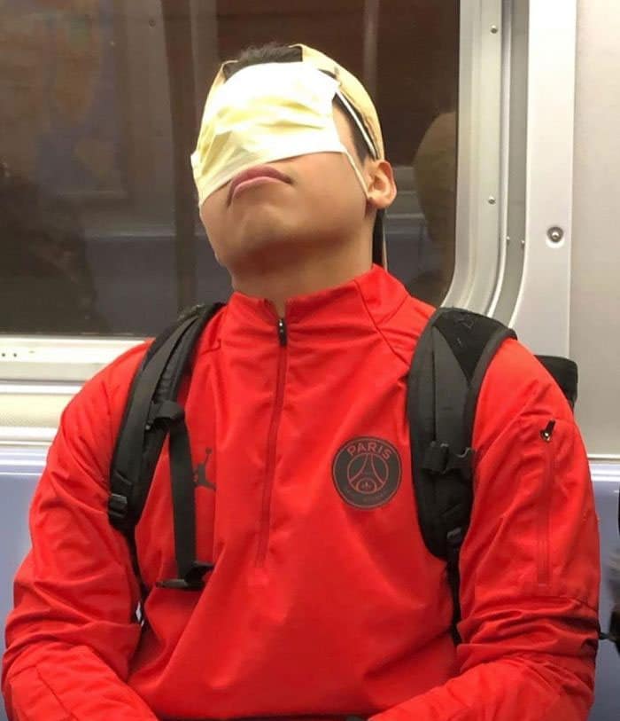 Esta página do Instagram está postando as máscaras do coronavírus mais ridículas vistas no metrô 11