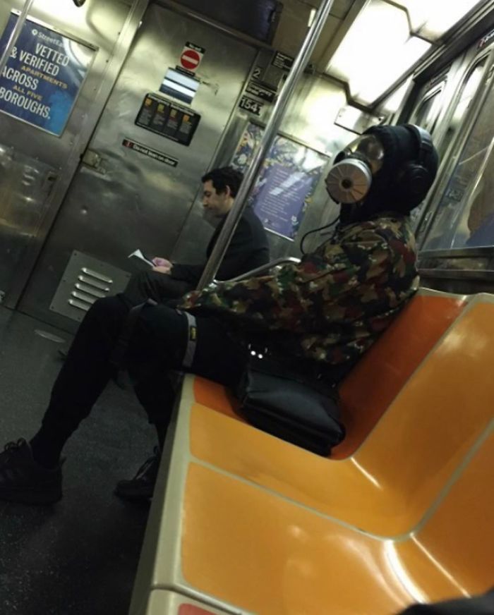 Esta página do Instagram está postando as máscaras do coronavírus mais ridículas vistas no metrô 13