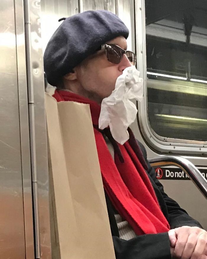 Esta página do Instagram está postando as máscaras do coronavírus mais ridículas vistas no metrô 29