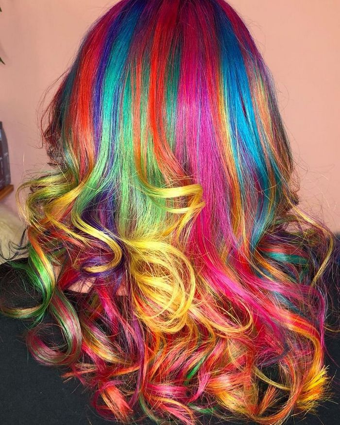 Um cabeleireiro australiano que transforma o cabelo em arco-íris 15