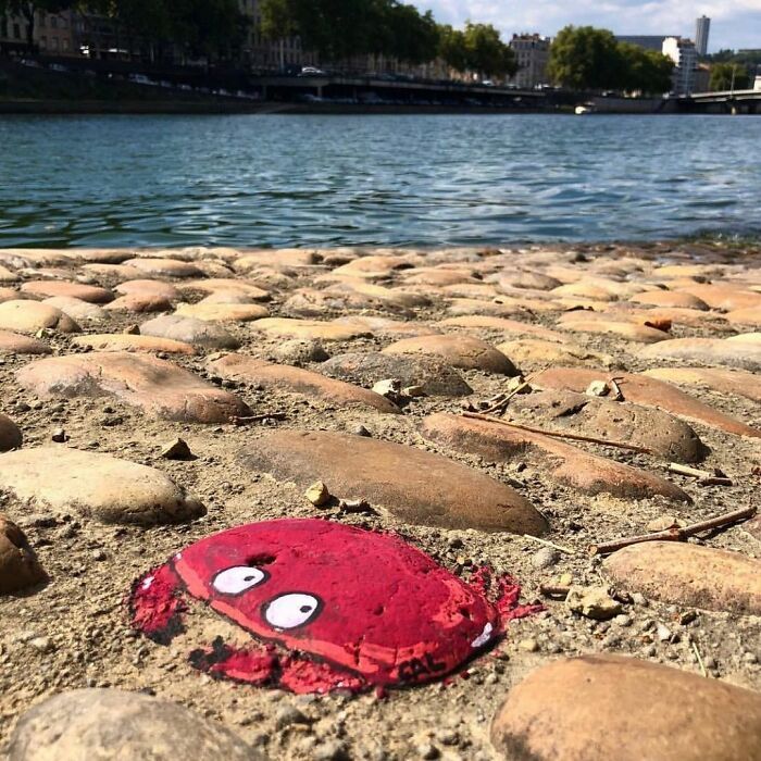 Artista francês espalha humor em espaços urbanos por meio de sua arte 6