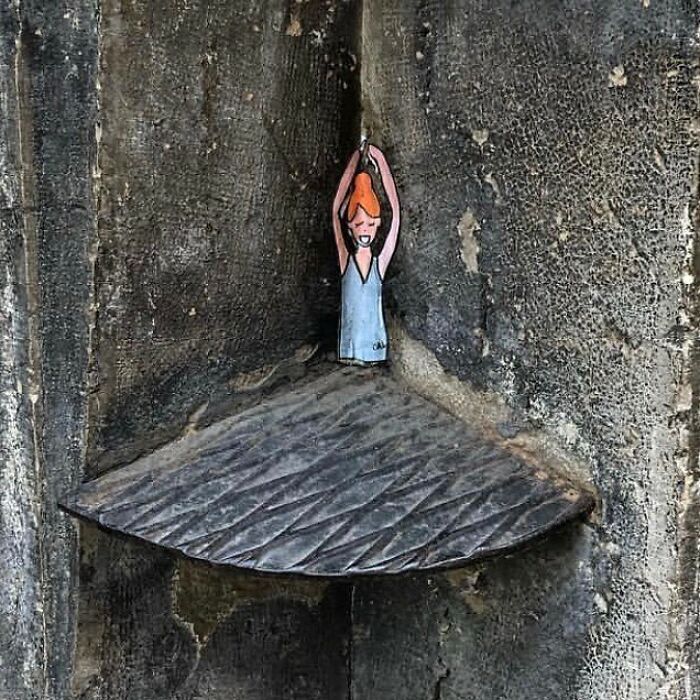 Artista francês espalha humor em espaços urbanos por meio de sua arte 23