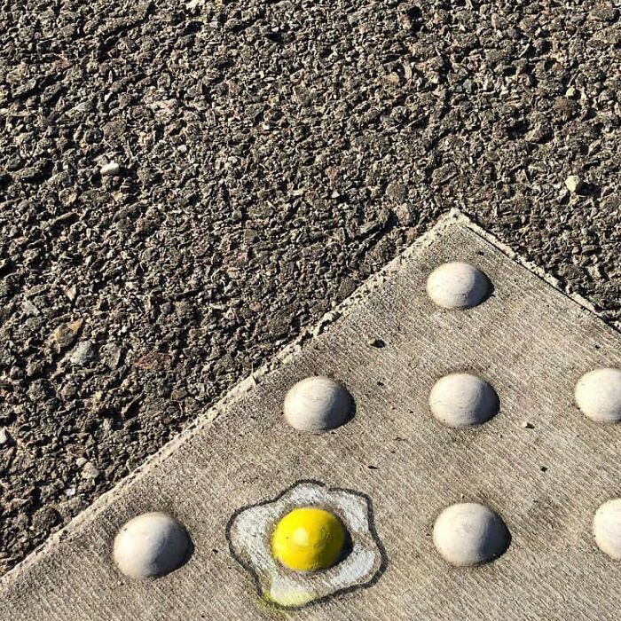 Artista francês espalha humor em espaços urbanos por meio de sua arte 30