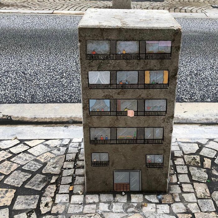 Artista francês espalha humor em espaços urbanos por meio de sua arte 31