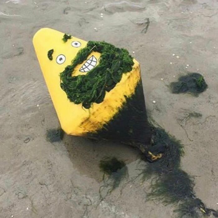 Artista francês espalha humor em espaços urbanos por meio de sua arte 38