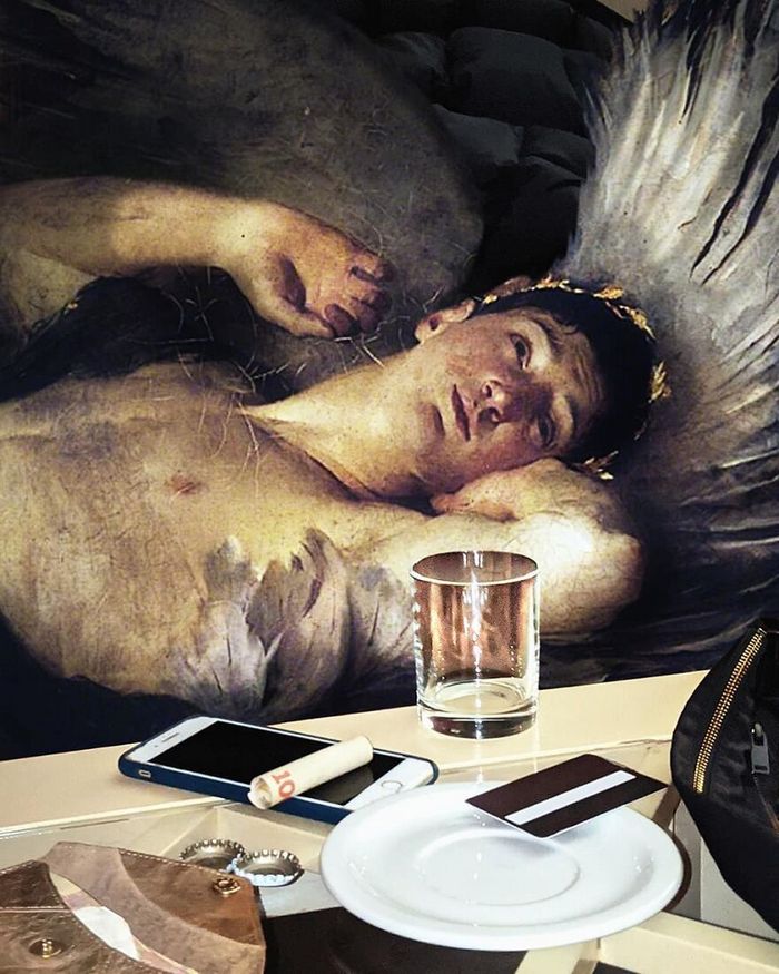 Artista insere personagens de pinturas clássicas no mundo moderno 3