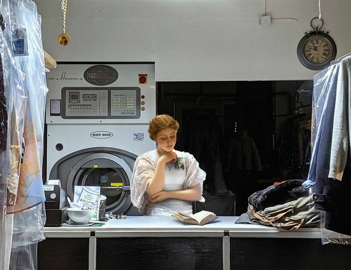 Artista insere personagens de pinturas clássicas no mundo moderno 5