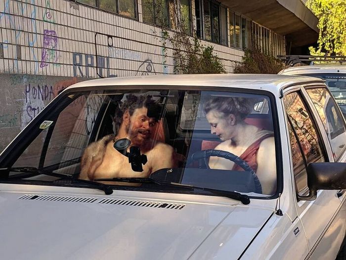 Artista insere personagens de pinturas clássicas no mundo moderno 6