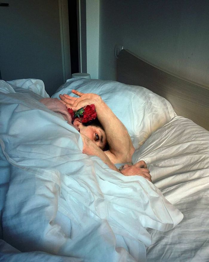 Artista insere personagens de pinturas clássicas no mundo moderno 10