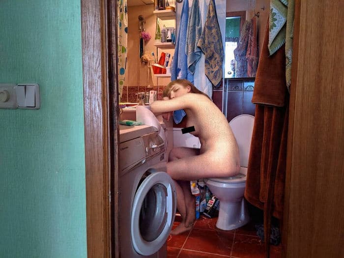 Artista insere personagens de pinturas clássicas no mundo moderno 11