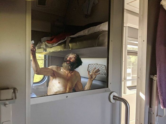 Artista insere personagens de pinturas clássicas no mundo moderno 16