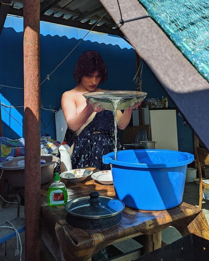 Artista insere personagens de pinturas clássicas no mundo moderno 18