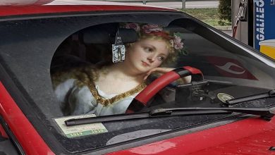 Artista insere personagens de pinturas clássicas no mundo moderno 54