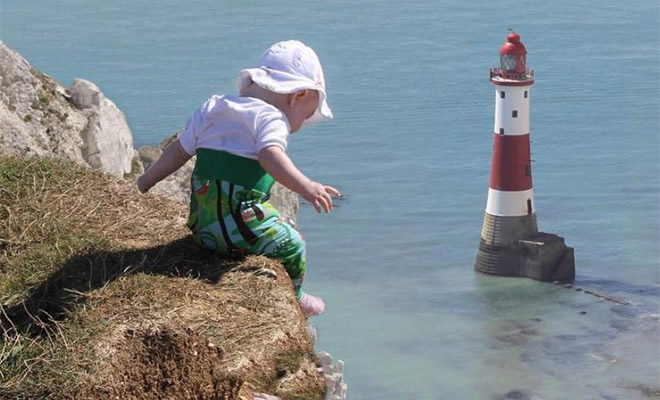 Pai usa Photoshop para por seu filho em situações de perigo para assustar os parentes