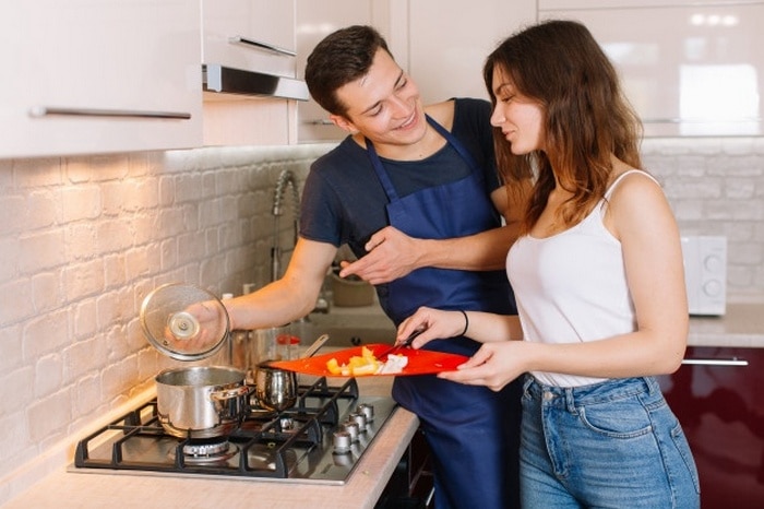18 coisas que todos casal que não sabe cozinha vai se identificar 1