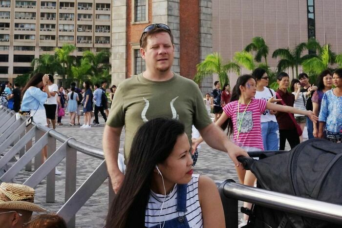 Fotógrafo de rua observa e tira fotos em momentos acidentais engraçadas 1