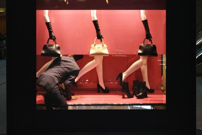 Fotógrafo de rua observa e tira fotos em momentos acidentais engraçadas 22