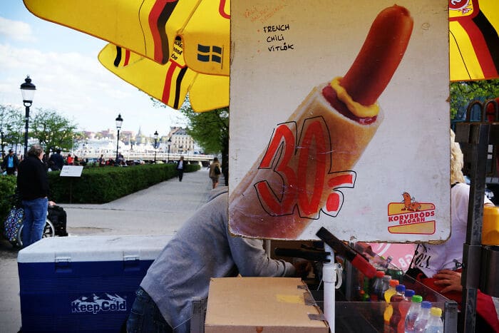 Fotógrafo de rua observa e tira fotos em momentos acidentais engraçadas 24
