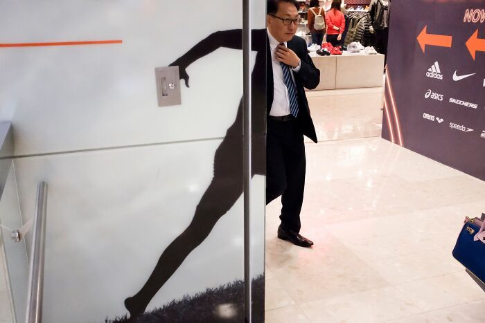 Fotógrafo de rua observa e tira fotos em momentos acidentais engraçadas 27