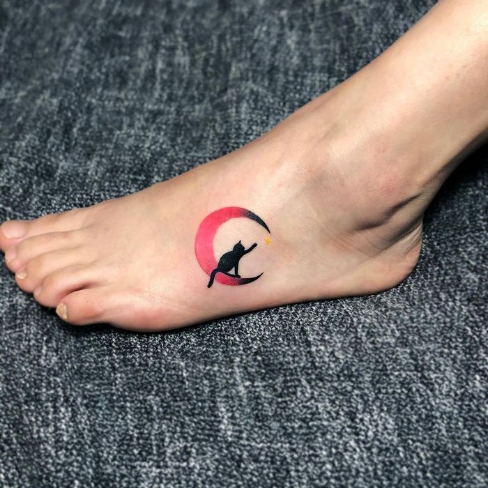 14 ideias encantadoras de tatuagem de lua em aquarela: Arte e magia na pele 3