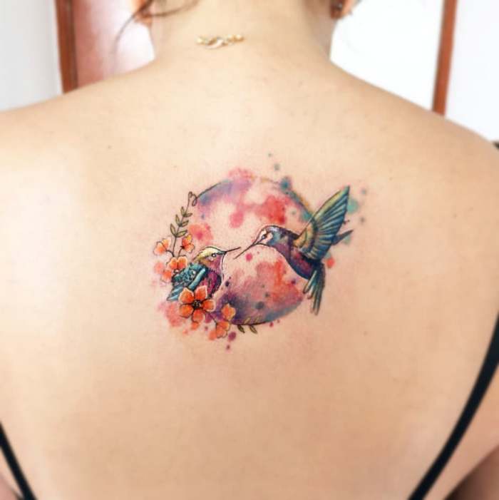 14 ideias encantadoras de tatuagem de lua em aquarela: Arte e magia na pele 6