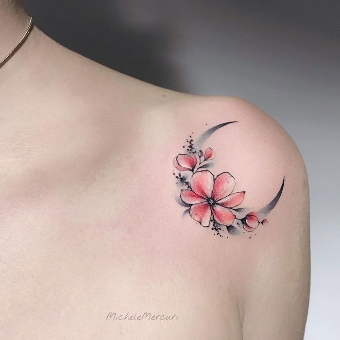 14 ideias encantadoras de tatuagem de lua em aquarela: Arte e magia na pele 7