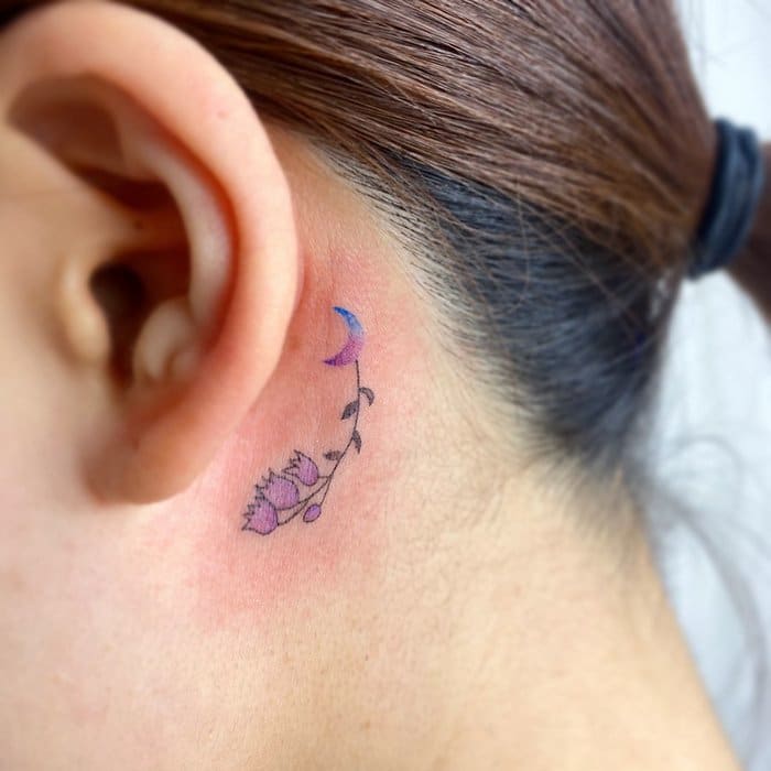 14 ideias encantadoras de tatuagem de lua em aquarela: Arte e magia na pele 8