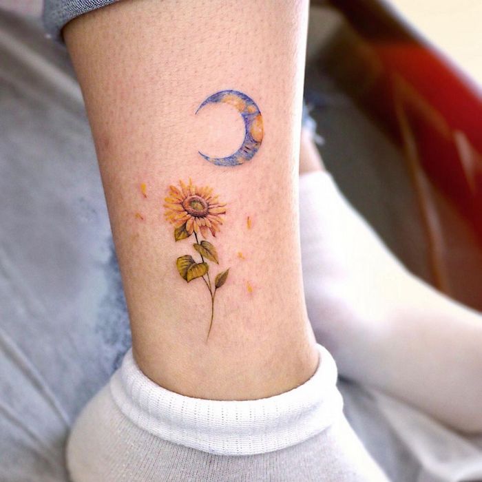 14 ideias encantadoras de tatuagem de lua em aquarela: Arte e magia na pele 9