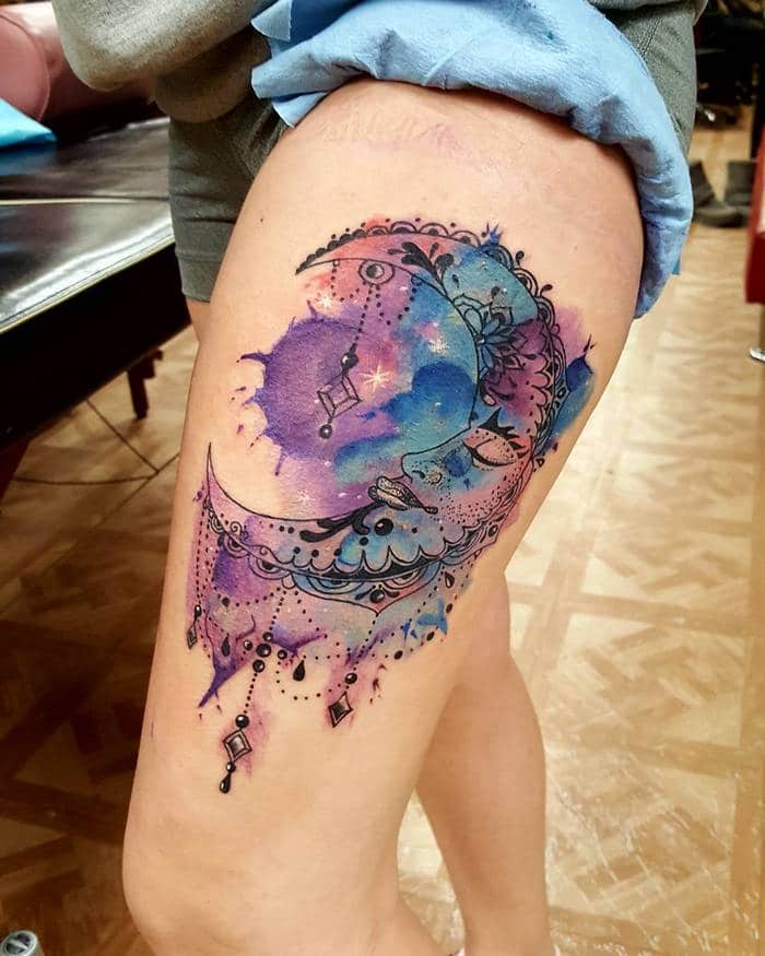 14 ideias encantadoras de tatuagem de lua em aquarela: Arte e magia na pele 10