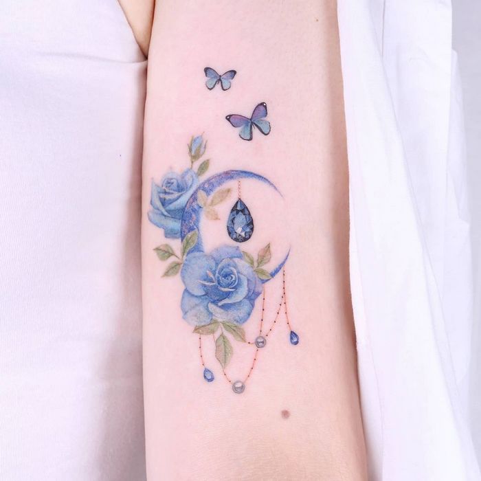 14 ideias encantadoras de tatuagem de lua em aquarela: Arte e magia na pele 11
