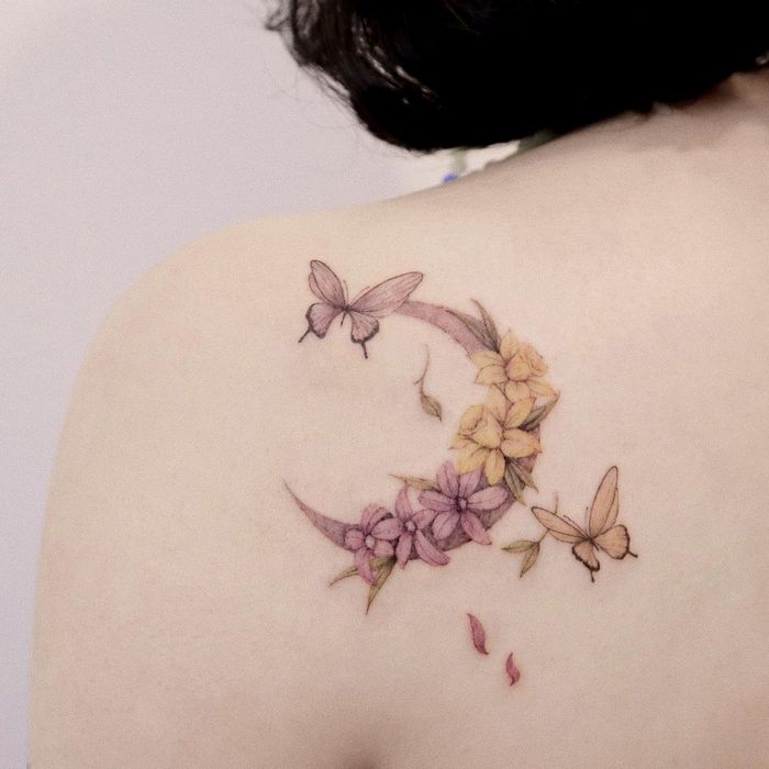14 ideias encantadoras de tatuagem de lua em aquarela: Arte e magia na pele 14