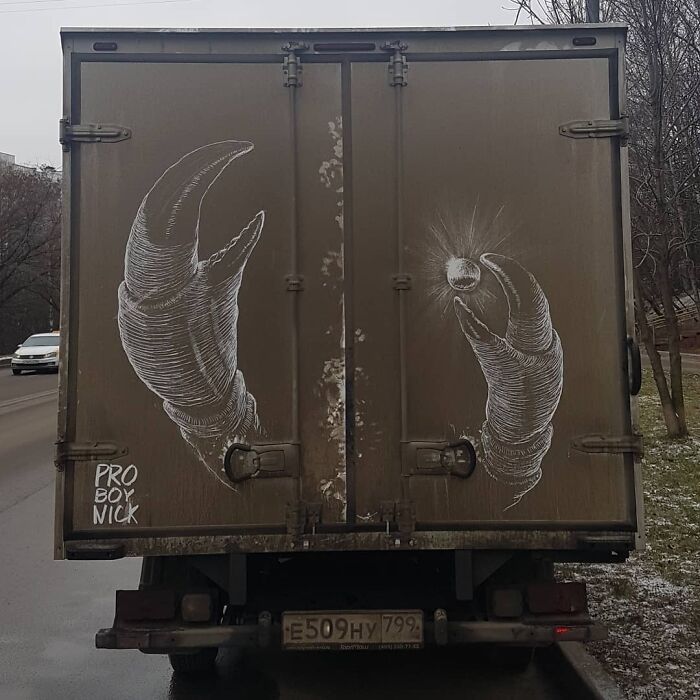 Donos de caminhões sujos encontram desenhos incríveis em seus veículos deixados por este artista 5
