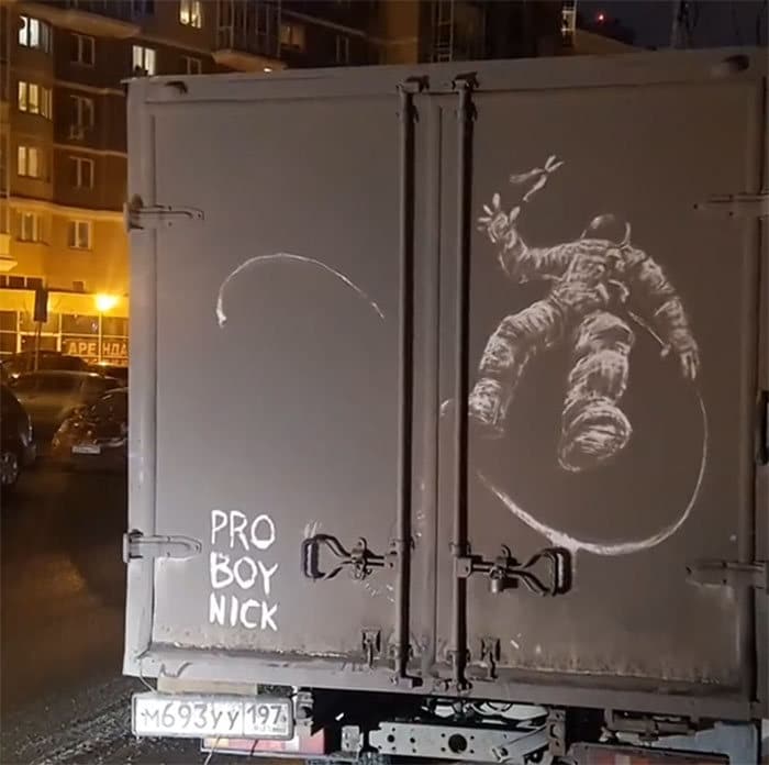 Donos de caminhões sujos encontram desenhos incríveis em seus veículos deixados por este artista 32
