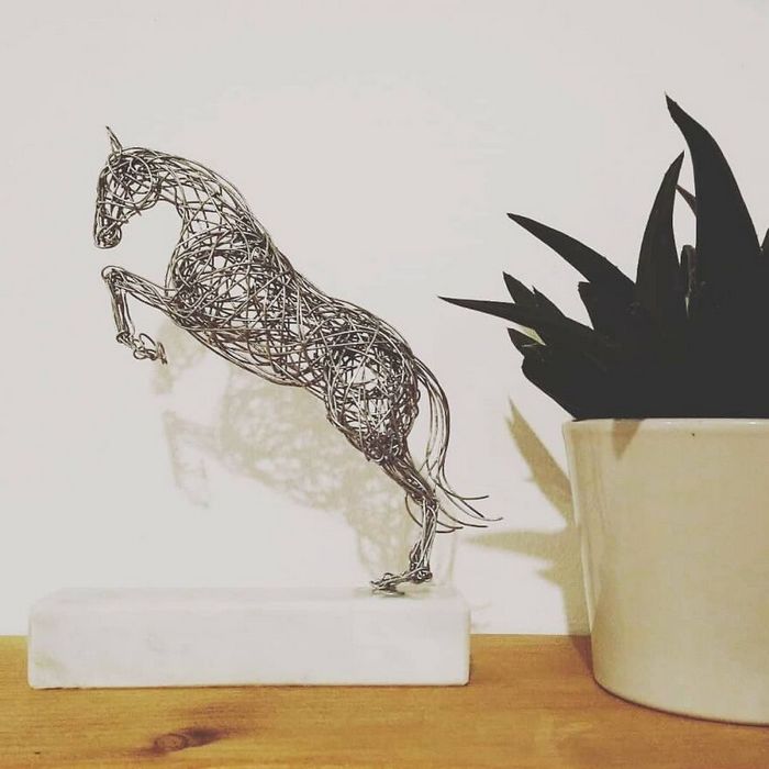 Este artista de Norfolk faz esculturas de animais incríveis com arame 28
