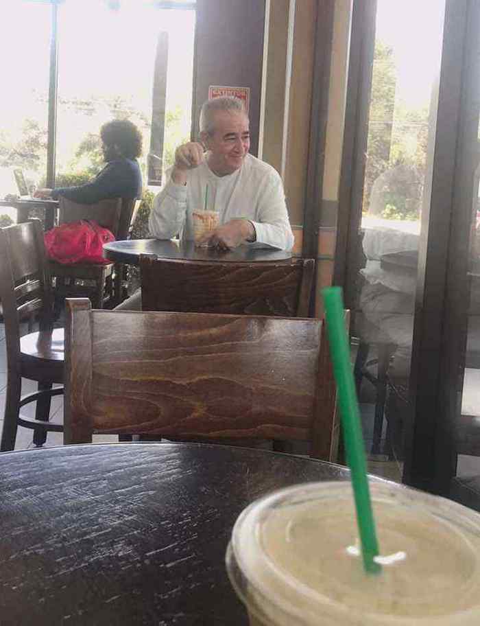 Pai acompanha filha em encontro do Tinder 1