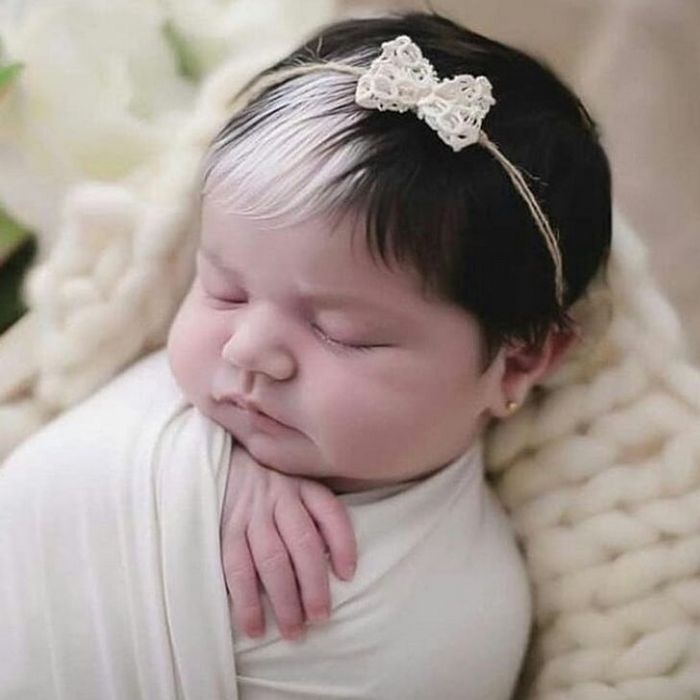 A bebê que nasceu com cabelo grisalhos é a prova de que nossos defeitos nos tornam mais bonitos 2