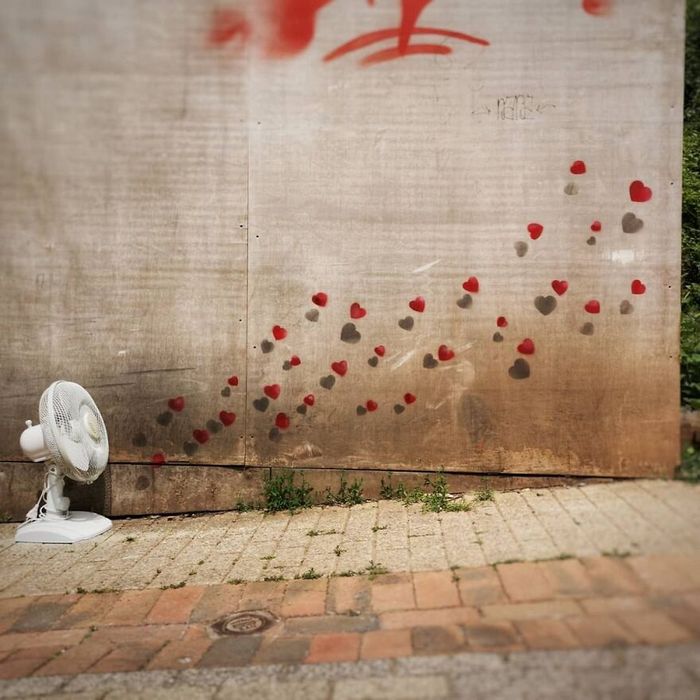 Artista francês cria arte humorística nas ruas de Paris 31