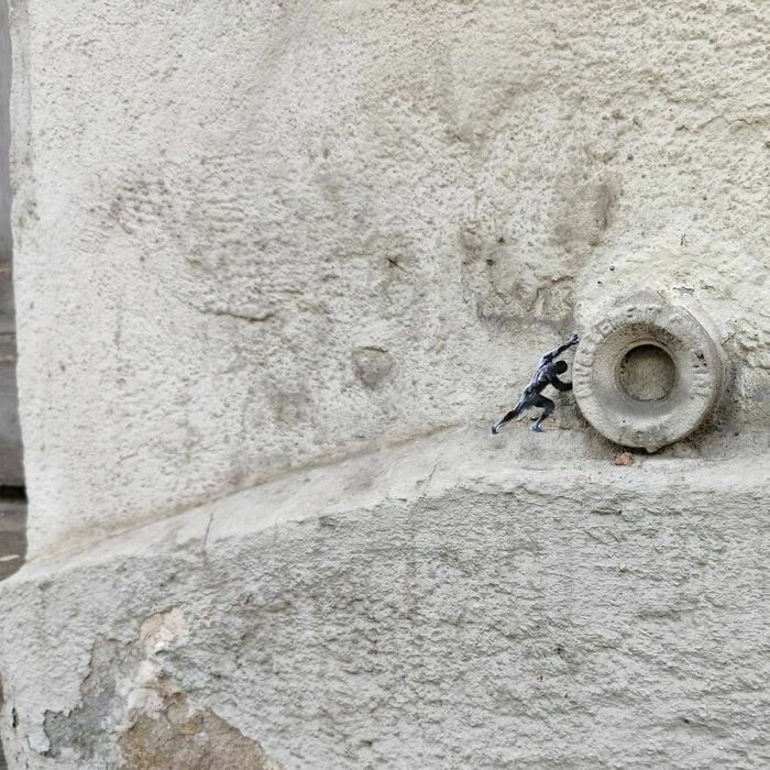 Artista francês cria arte humorística nas ruas de Paris 35