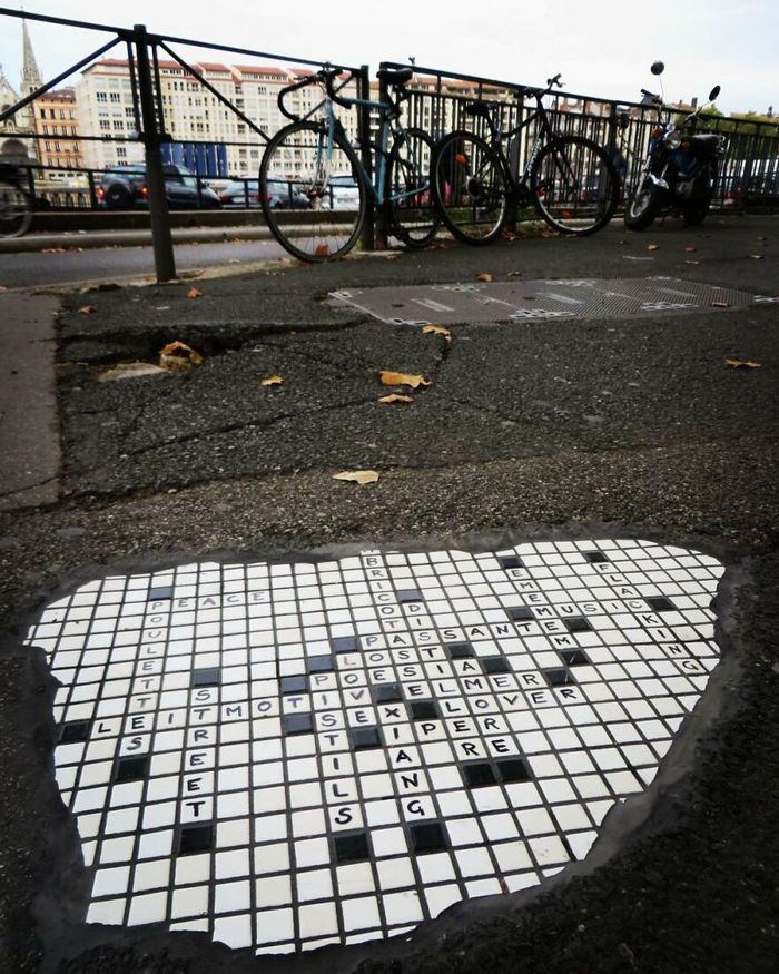 Artista conserta calçadas, buracos e edifícios rachados usando mosaicos vibrantes (30 fotos) 9