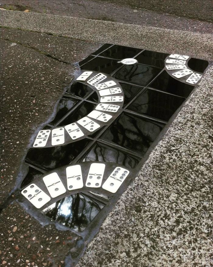 Artista conserta calçadas, buracos e edifícios rachados usando mosaicos vibrantes (30 fotos) 14